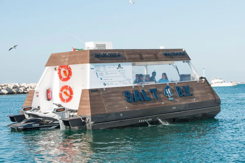  شاهد «سولت باي».. أول مطعم عائم في العالم يبحر في دبي
