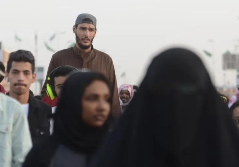 تعرف على ثاني أطول رجل في المملكة.. أثار جدلا في مهرجان الجنادرية 