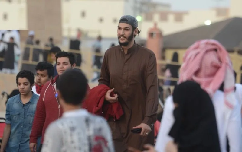 تعرف على ثاني أطول رجل في المملكة.. أثار جدلا في مهرجان الجنادرية 