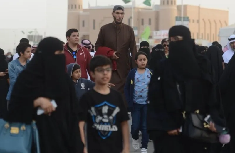 تعرف على ثاني أطول رجل في المملكة.. أثار جدلا في مهرجان الجنادرية 