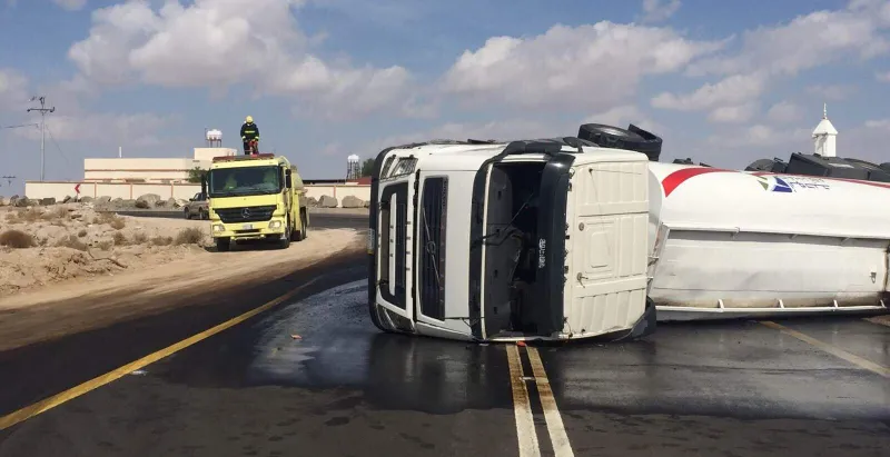 شاهد| شاب ينجو من الموت باعجوبة بعد سحق سيارته بالكامل تحت شاحنة مياه