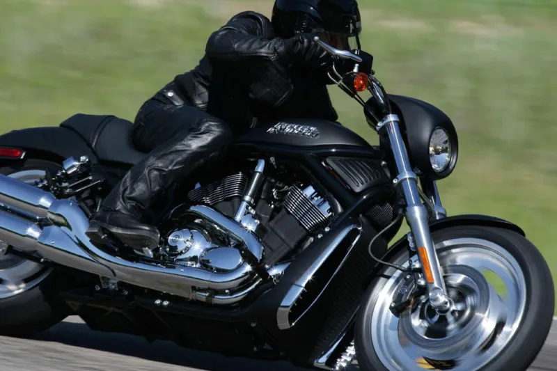 شاهد| دراجة نارية تصطدم بالمشاة في حادث مروع