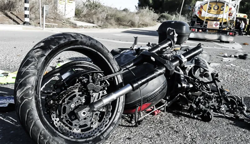 شاهد| لحظة نجاة رجلين على دراجة نارية في حادث غريب
