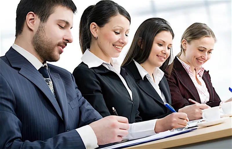 أصحاب الخبرة أم الشباب.. أيهما أصلح لشركتك؟ (إنفوجراف)