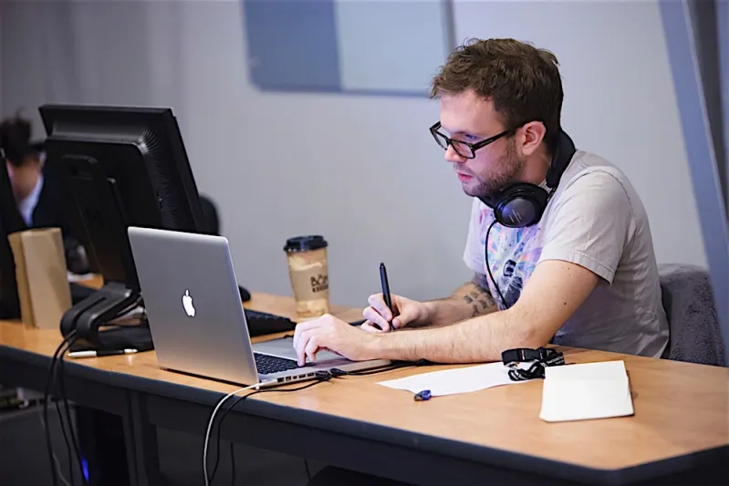 أصحاب الخبرة أم الشباب.. أيهما أصلح لشركتك؟ (إنفوجراف)