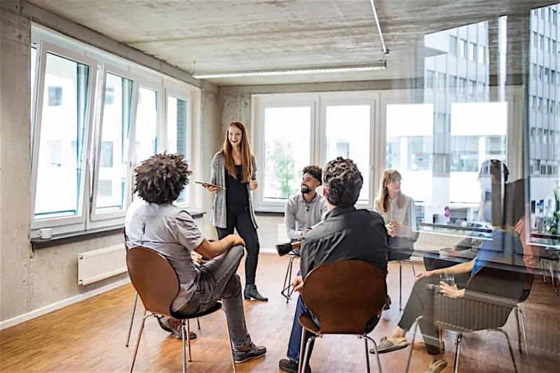 أصحاب الخبرة أم الشباب.. أيهما أصلح لشركتك؟ (إنفوجراف)