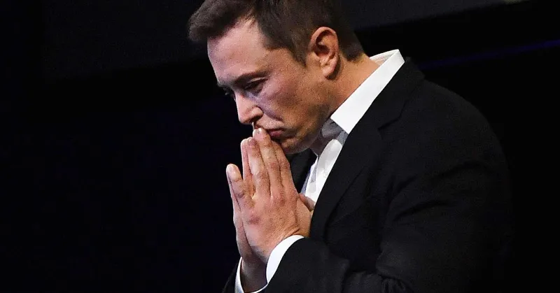 «إيلون ماسك» يعلق على تحطم كارثي لسيارة «تيسلا 3» (صور)