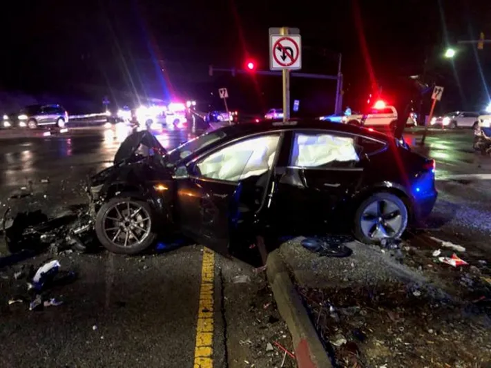 «إيلون ماسك» يعلق على تحطم كارثي لسيارة «تيسلا 3» (صور)