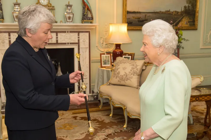 للمرة الأولى منذ 650 عاما ..امرأة تتولى منصب «بلاك رود» في البرلمان البريطاني (فيديو)