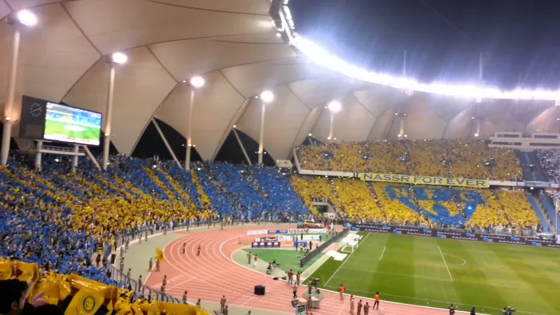 فيديو|عسكري يحاول تهدئة جماهير النصر الغاضبة