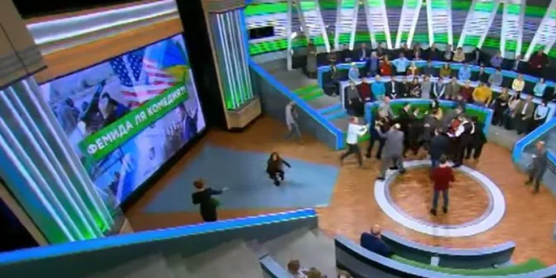 تعرف على سبب مشاجرة مقدمي أحد البرامج التلفزيونية وضيوفها على الهواء مباشرة!