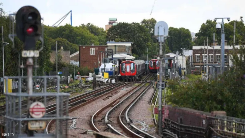 فيديو| نام على القضبان ومرّ فوقه القطار ولم يُصب بأذى !