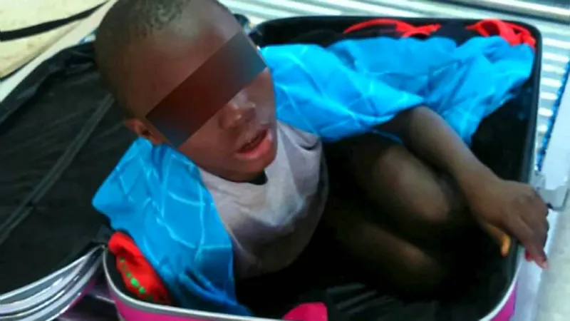 شاهد| قصة لاجئ حاول تهريب ابنه في حقيبة سفر 