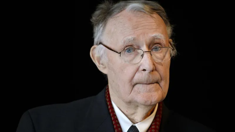 لم يشترِ ملابس جديدة في حياته.. عادات غريبة لتوفير المال كان يطبقها مؤسس «أيكيا»