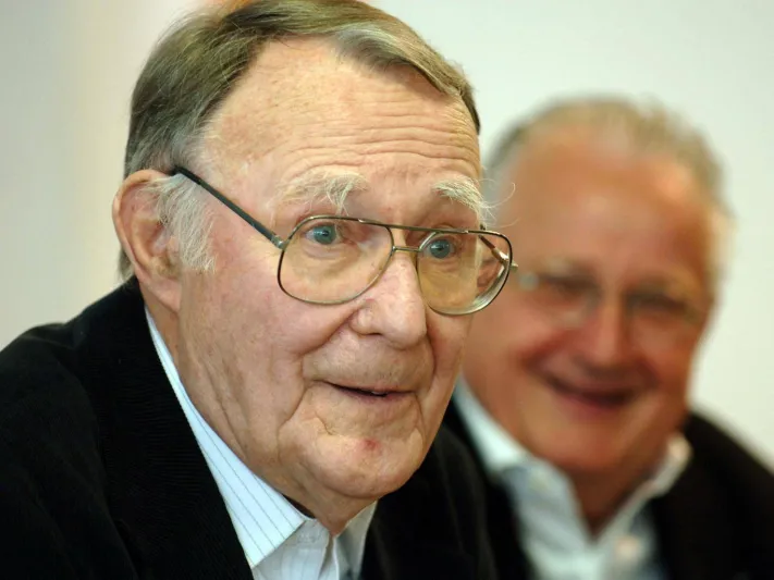 لم يشترِ ملابس جديدة في حياته.. عادات غريبة لتوفير المال كان يطبقها مؤسس «أيكيا»