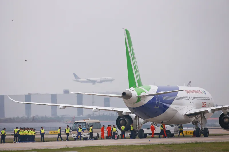 شاهد كيف أخمدت عصائر البرتقال والخوخ حريقاً شب في طائرة صينية ؟!