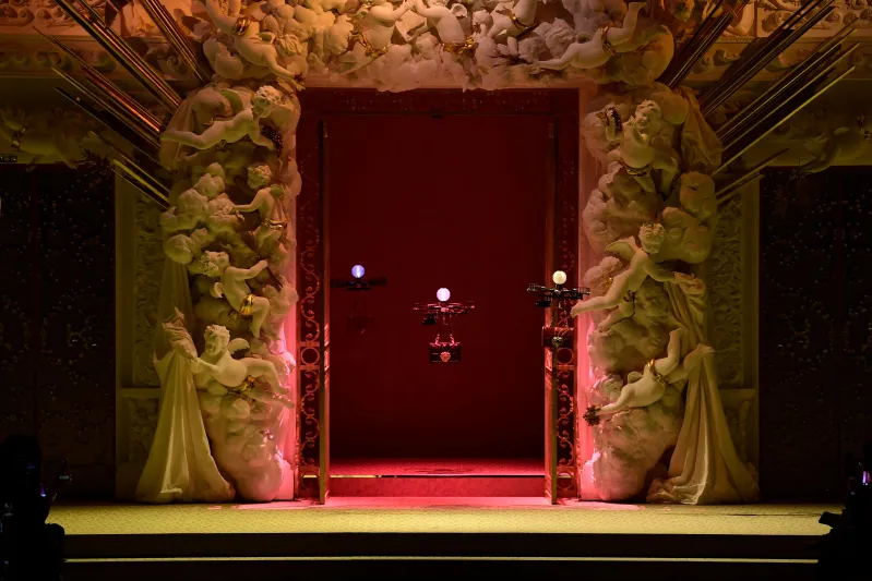 شاهد| طائرات بدون طيار تعرض أحدث الحقائب 