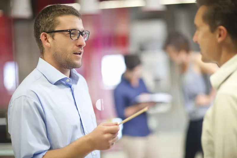 هكذا تفوز بولاء موظفي بيع التجزئة التابعين لشركتك (فيديو)