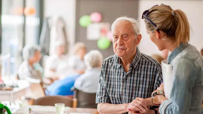 قد تكون مصابا به وأنت لا تعلم .. 7 مراحل للخرف تنتهي بالوفاة