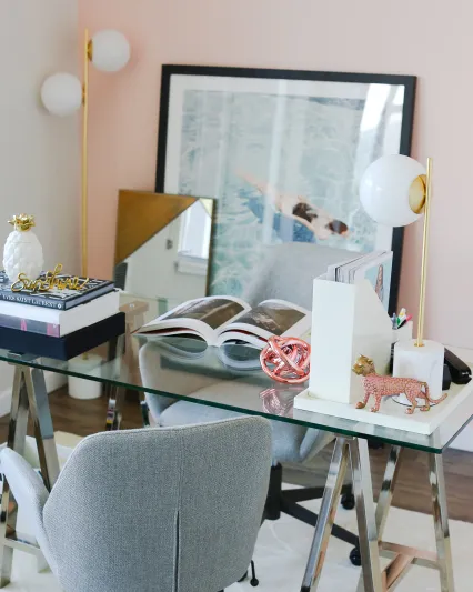 طاولة زجاجية تثير مخاوف وزارة التجارة 