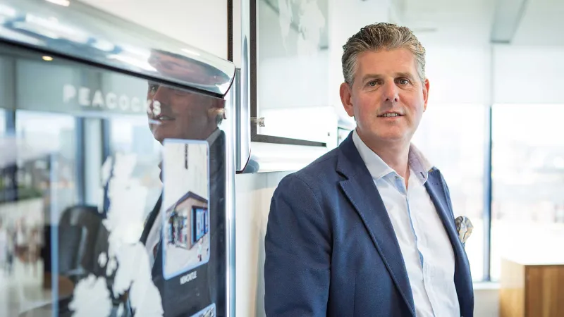 فيليب داي.. منقذ ماركات الأزياء الشهيرة