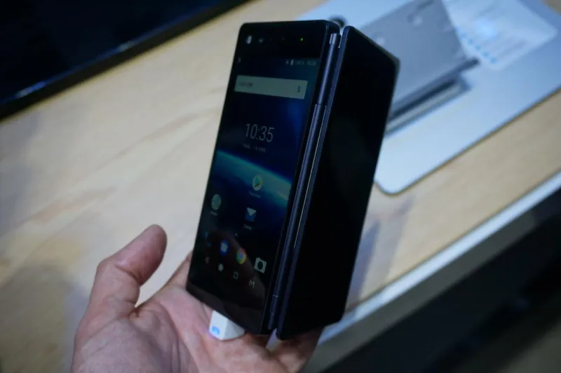 «Axon M»..هاتف بشاشتين في المؤتمر العالمي للهواتف (فيديو) 