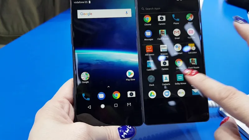 «Axon M»..هاتف بشاشتين في المؤتمر العالمي للهواتف (فيديو) 