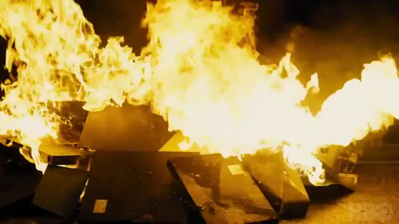 «مايكل جوردان » إطفائي بمهمة لاستعادة إنسانيته في «Fahrenheit 451» (فيديو)