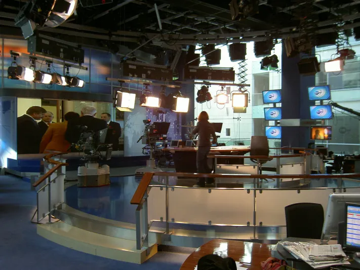 شاهد| مشادة كلامية بين مذيعين والسبب!