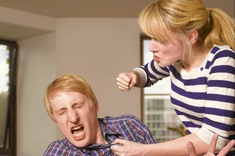 شاهد| ضربة قاضية من امرأة لرجل