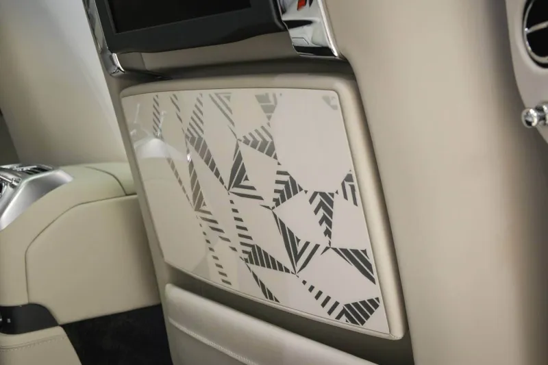 «رولز رويس غوست» تتألق بتصميم مستوحى من الفن الإسلامي بأبوظبي (صور) 