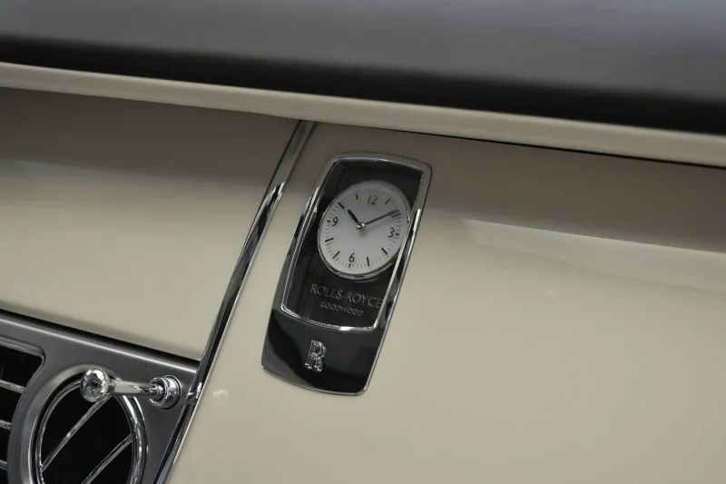 «رولز رويس غوست» تتألق بتصميم مستوحى من الفن الإسلامي بأبوظبي (صور) 