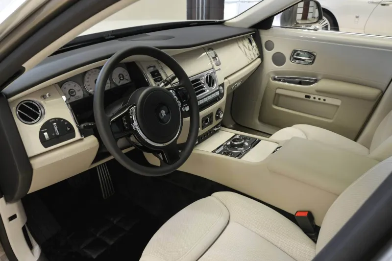 «رولز رويس غوست» تتألق بتصميم مستوحى من الفن الإسلامي بأبوظبي (صور) 