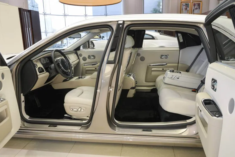 «رولز رويس غوست» تتألق بتصميم مستوحى من الفن الإسلامي بأبوظبي (صور) 