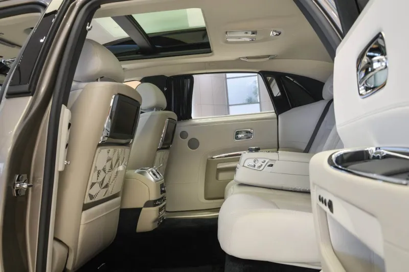 «رولز رويس غوست» تتألق بتصميم مستوحى من الفن الإسلامي بأبوظبي (صور) 