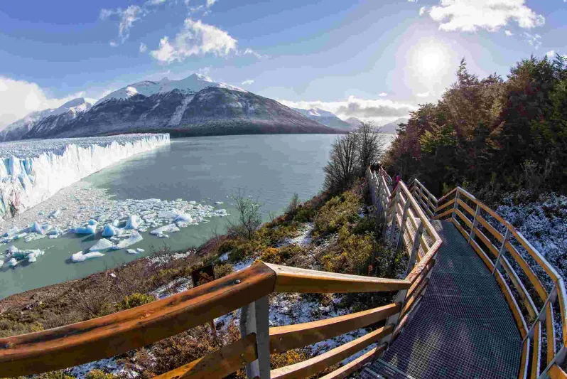 جبال بيريتو مورينو الجليدية.. تظهر وسط نهر بيرتيو بارتفاع 15 طابقاً