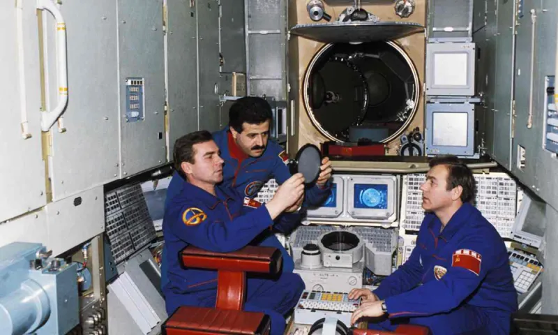 شاهد| من هم رواد الفضاء العرب الذين  قاموا برحلات فضائية بالفعل؟ 