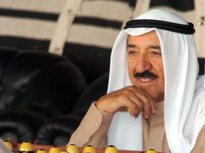 فيديو: سقوط طالب أثناء مرور موكب أمير الكويت