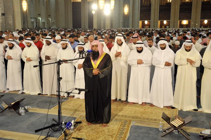 فيديو: حكم الصلاة وراء إمام يخطيء في قراءة القرآن؟