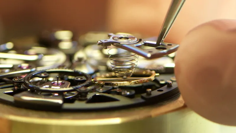 الساعات الفاخرة التي تزين معصمك.. هكذا يتم صنعها 