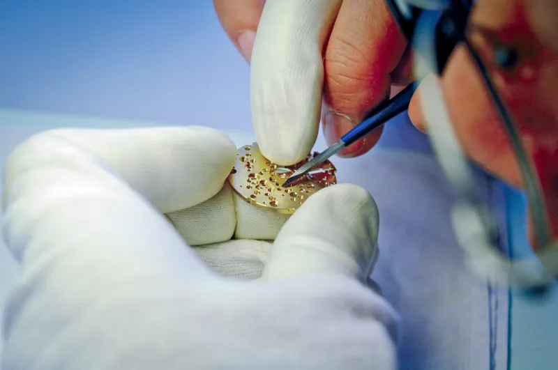 الساعات الفاخرة التي تزين معصمك.. هكذا يتم صنعها 