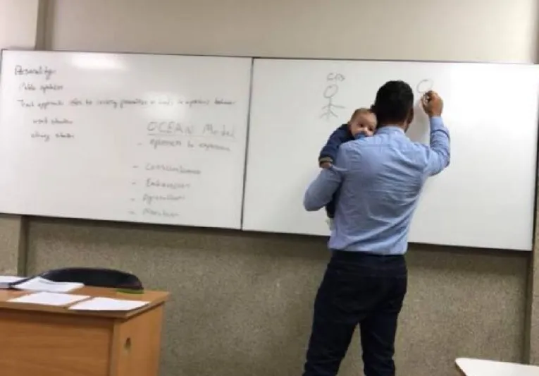 تعرف على سر حمل أستاذ جامعي رضيعا أثناء إلقائه محاضرة؟