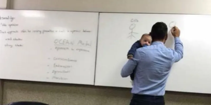 تعرف على سر حمل أستاذ جامعي رضيعا أثناء إلقائه محاضرة؟