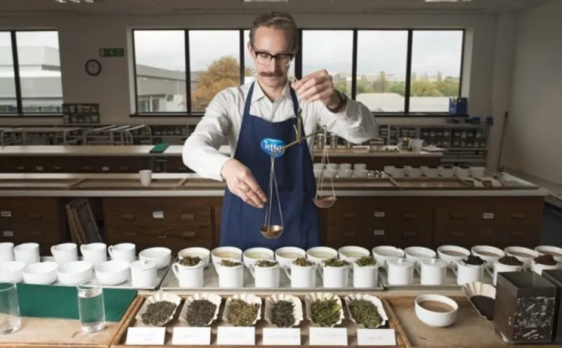 هذا الرجل ثمن لسانه 1 مليون دولار ! (فيديو)