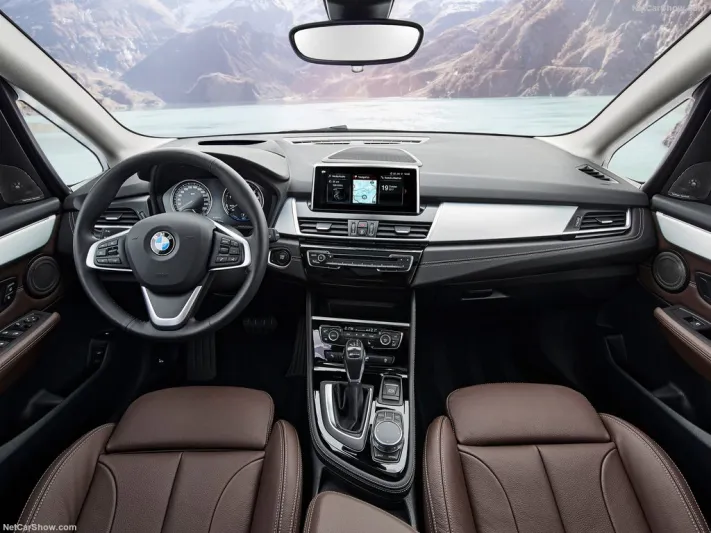 BMW تكشف عن النسخة العصرية من سيارتها العائلية 225XE بيرفورمانس 2019