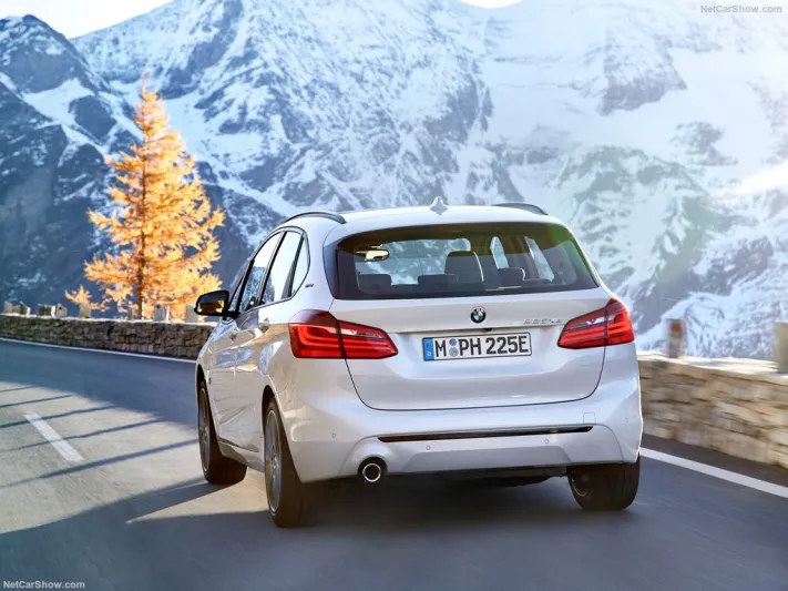 BMW تكشف عن النسخة العصرية من سيارتها العائلية 225XE بيرفورمانس 2019