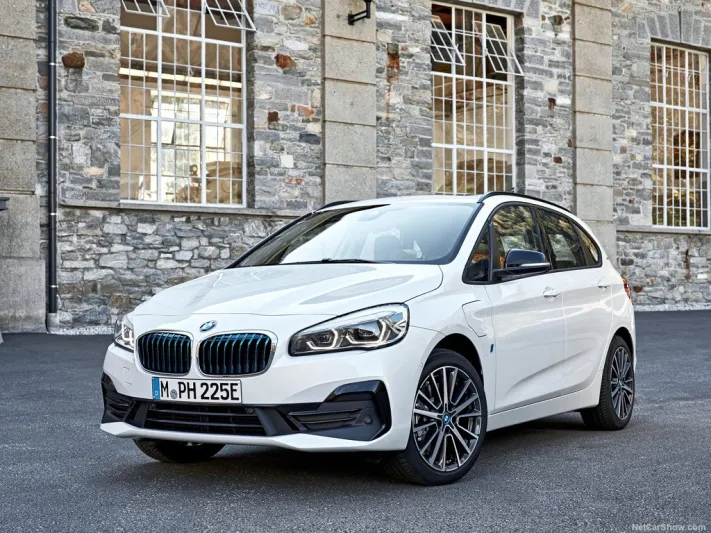 BMW تكشف عن النسخة العصرية من سيارتها العائلية 225XE بيرفورمانس 2019