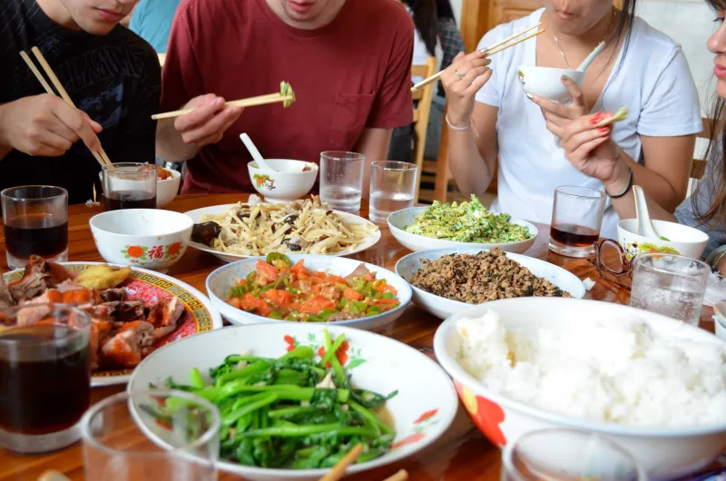 هل ستجربها ؟..شاهد أغرب الأكلات الشعبية التي يتناولها البشر في العالم (فيديو)