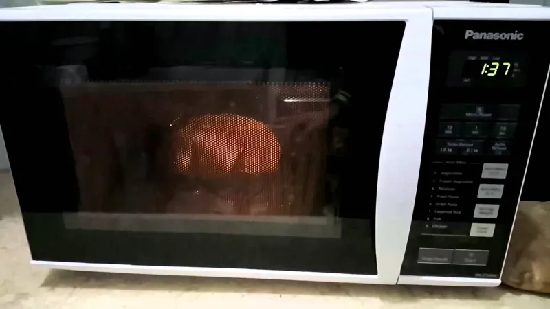 هل ينفجر البيض أثناء تسخينه داخل الميكروويف؟