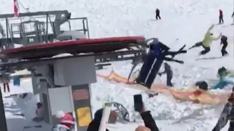 شاهد| ركاب مصعد تزلج يطيرون في الهواء بعد تعطله